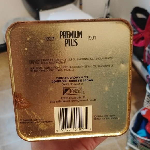 Red Tin Salted Crackers - Picture 3 of 3